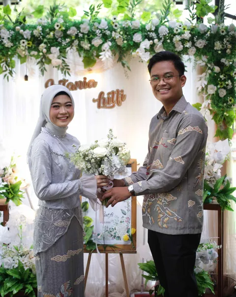 Foto sampul undangan Intania & Lutfi