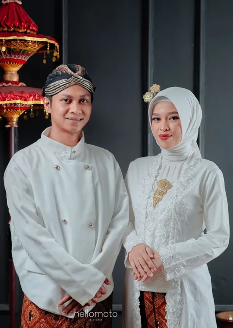 Foto sampul undangan In & Zl