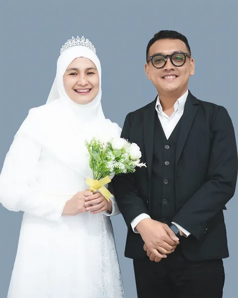 Foto sampul undangan Indah & Aris