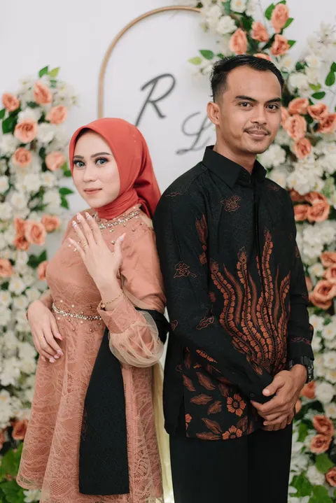 Foto sampul undangan Lola Elviana Pratiwi & Riski Amanda