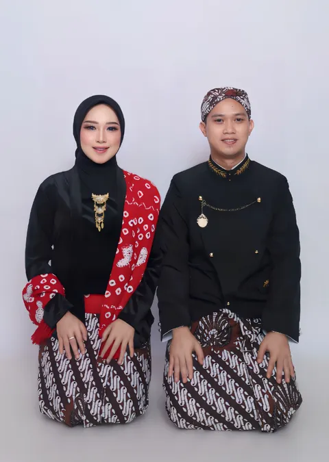 Foto sampul undangan Risca & Jauhar