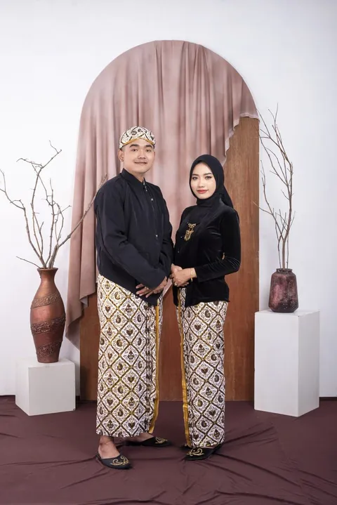 Foto sampul undangan Dessi & Tommy