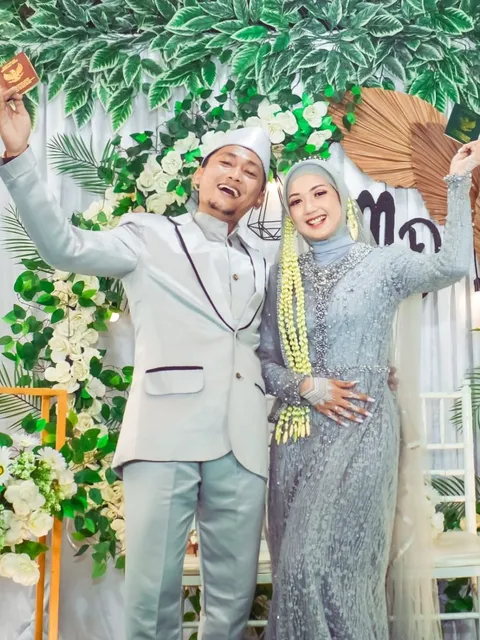Foto sampul undangan Mela & Deky