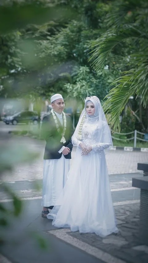 Foto sampul undangan Azmi & Nazila