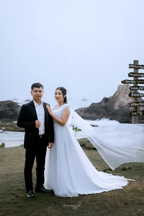 Foto sampul undangan Roy & Monik